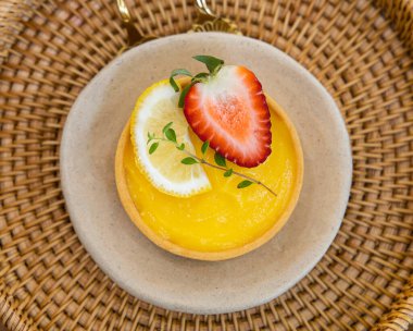 Limonlu ve çilekli turtalar beyaz bir tabağa konur..