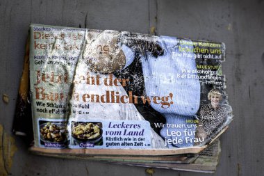 Eski, hasarlı, Viyana Avusturya'da masada dergi. 8 Haziran 2019 