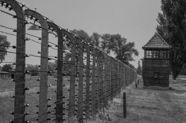Gün batımında tower & fence izle - Auschwitz Ii-Birkenau, Oswiecem, Polonya