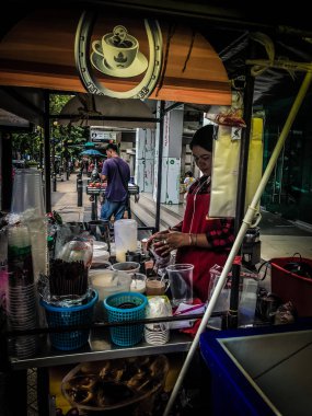 Kadınlar yol almak için kahve yapıyor. Tayland Bangkok, 27 Kasım 2018