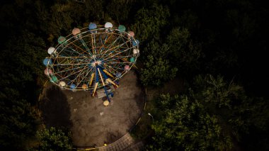 Doğa arka plan ile Ukrayna parkta Ferry Wheel. Havadan görünüm.