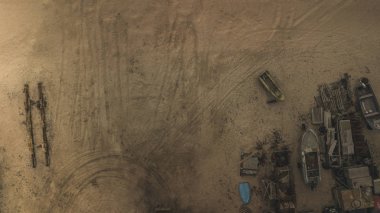 Plaj kumeski hasarlı tekne