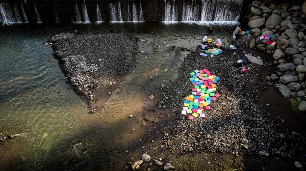 Den Čištění Přehrady Lidí Uklízet Látku Přírodě Červen 2018 — Stock fotografie