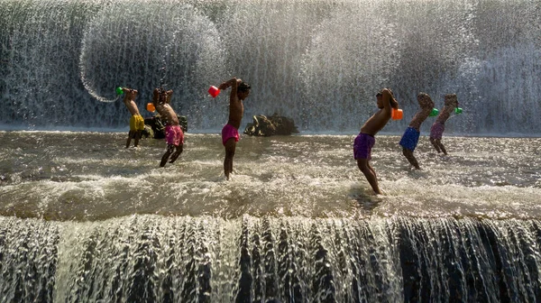 Ubud Bali Indonésia Junho 2018 Seis Meninos Têm Ventilador Cachoeira — Fotografia de Stock