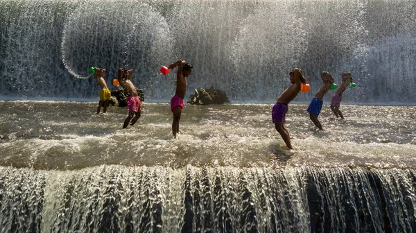 Ubud Bali Indonesien Juni 2018 Pojkar Har Fläkt Konstgjorda Vattenfall — Stockfoto