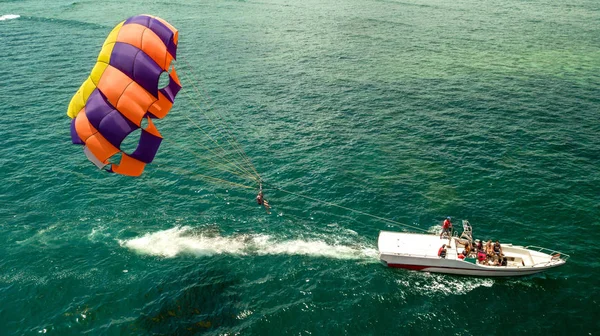 Colorful Parasail Wing Pulled Boat Sea Summer Recreation Bali Indonesia — Stock Photo, Image