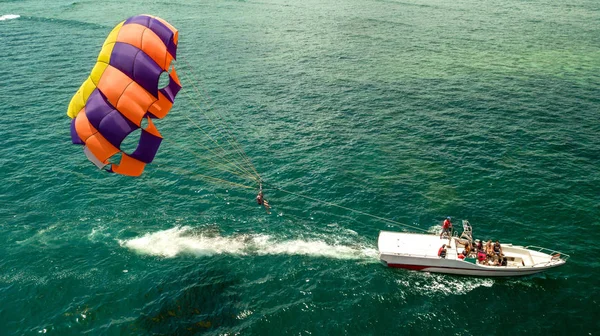 Kolorowe Skrzydło Parasail Ciągnięte Przez Łódź Morze Lato Rekreacji Bali — Zdjęcie stockowe