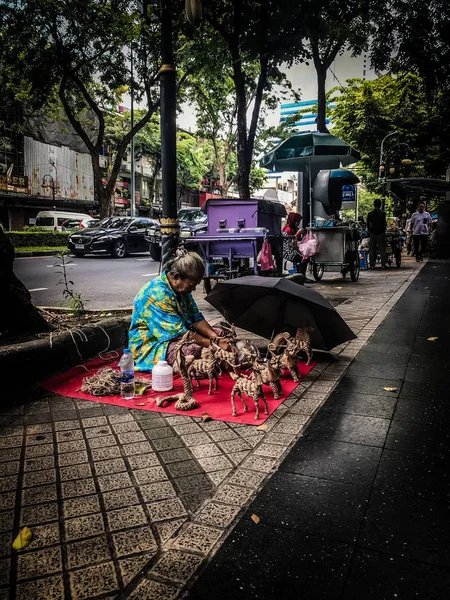 Thailand Bangkok November 2018 Vrouw Verkoopt Handgemaakte Beeldjes Straat — Stockfoto