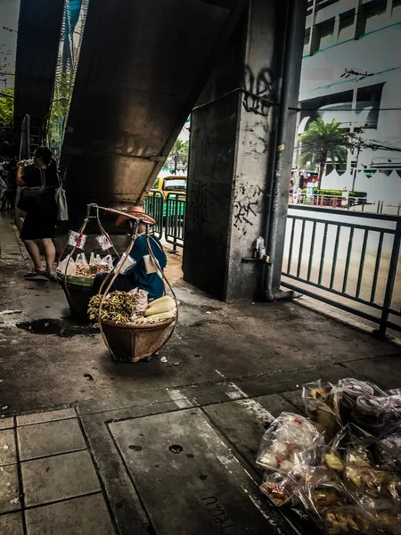 Tailândia Bangkok Novembro 2018 Homem Que Fica Para Trás Carrega — Fotografia de Stock