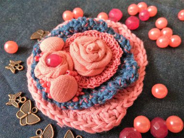 El, iş, Hediyelik, dekorasyon, broş, hediye hediye, bir kadın, sevgili, yıldönümü, xbrooch, işlemeli, mevcut, dekorasyon, hediye, için kadın, favori soyut. Renk. dekorasyon.  