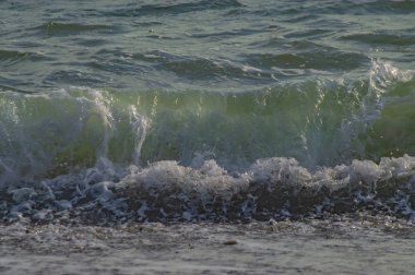 Olas de mar verdes y azules de playa granadina la herradura