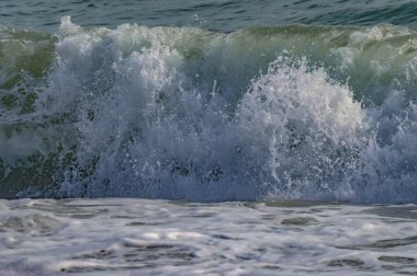 Olas de mar verdes y azules de playa granadina la herradura