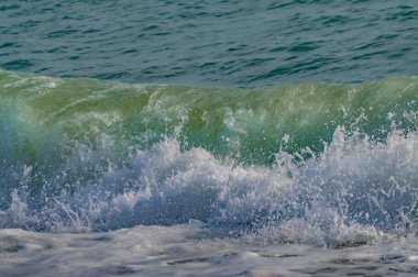 Olas de mar verdes y azules de playa granadina la herradura