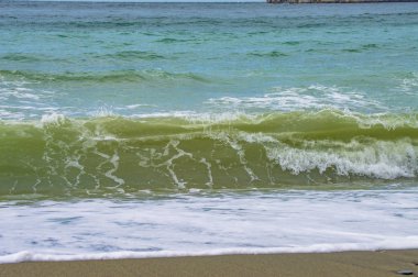 playa oleaje en la herradura granada 