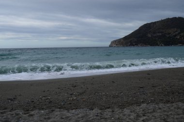 playa oleaje en la herradura granada 