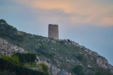 öğleden sonra yağ hill el bombası sahilin yanında göster