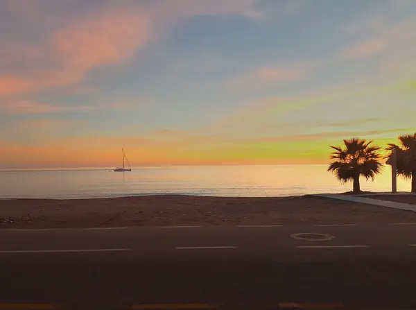 Pôr Sol Praia Ferradura Com Nuvens Céu Veleiro — Fotografia de Stock