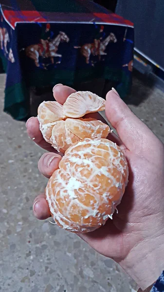 Geschälte Mandarine Der Hand — Stockfoto