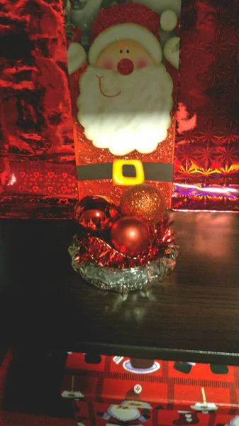 赤のクリスマス装飾オブジェクトなど — ストック写真