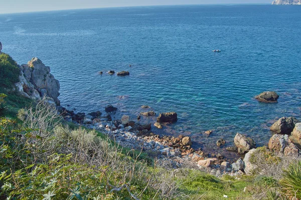 Utsikt Över Havet Klippor Och Pirogue — Stockfoto