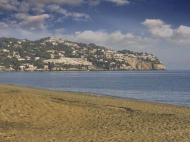sahilde köy maymun at nalı ucuna bakarak               