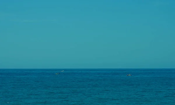 바다와 보트를 바라보는 해변에서 — 스톡 사진