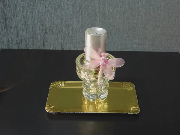 Декоративна Свічка Рожевою Метеликом Золотому Підносі — стокове фото