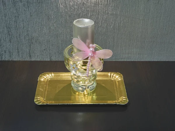 Dekorativt Ljus Med Rosa Fjäril Guld Bricka — Stockfoto
