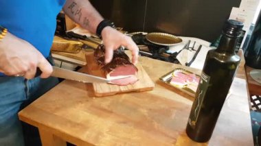 beyaz şarap için üstten jambon ve peynir kesme