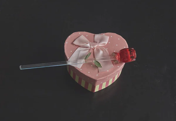 心形盒子和水晶玫瑰 — 图库照片