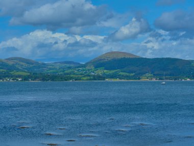 İrlanda güneşli bir gün güzel bir manzara      