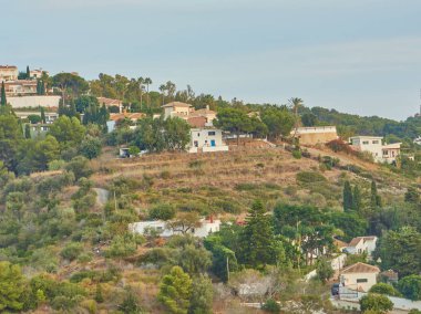 Granada Costa'daki La Herradura köyünün panoramik manzarası