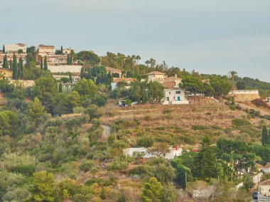 Granada Costa'daki La Herradura köyünün panoramik manzarası