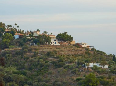 Granada Costa'daki La Herradura köyünün panoramik manzarası