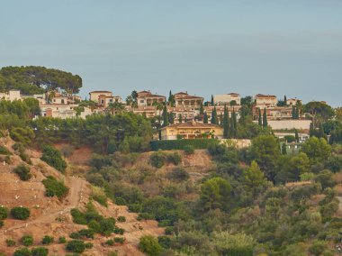 Granada Costa'daki La Herradura köyünün panoramik manzarası