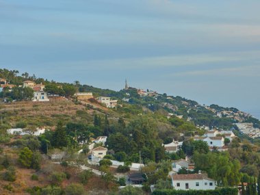 Granada Costa'daki La Herradura köyünün panoramik manzarası