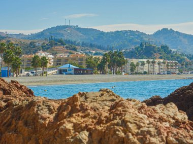 La Herradura Granada Costa köyünde deniz kayalarından görünümü