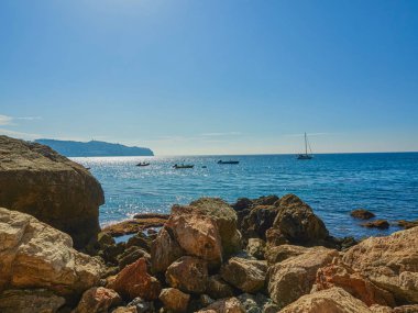 La Herradura Granada Costa köyünde deniz kayalarından görünümü