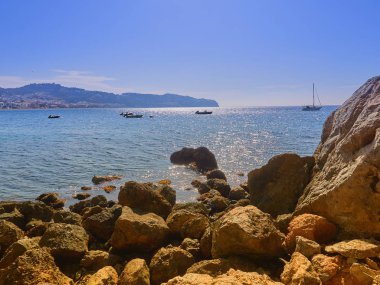 La Herradura Granada Costa köyünde deniz kayalarından görünümü