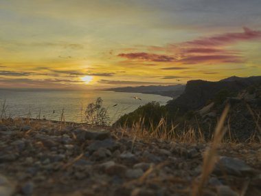 deniz manzaralı büyülü altın akşamları