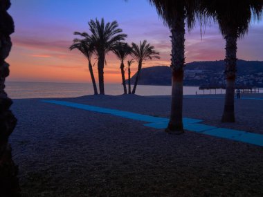 Şehrin plajı La Herradura, Granada 'da Sabah altın saatlerinde      