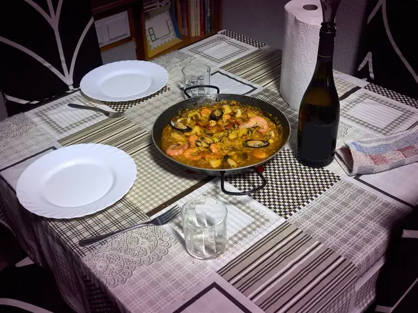 典型的瓦伦丁式饭锅西班牙海鲜饭 — 图库照片