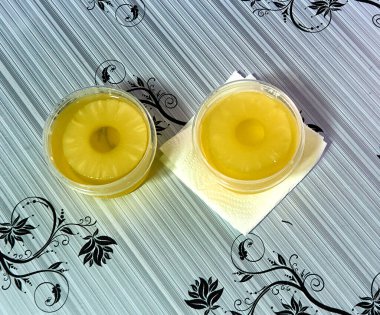 Ananas ve tropik meyveli sarı jöle      