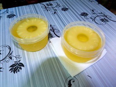 Ananas ve tropik meyveli sarı jöle      