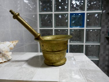 Sos yapmak için çok eski bir metal havan topu.