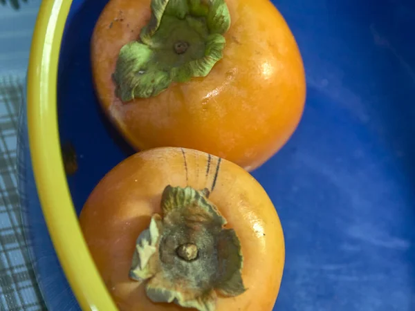 Quelques Kaki Orange Dans Bol Fruits Bleus — Photo