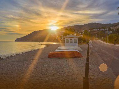 La Herradura şehir plajı gün batımında Granada İspanya fantezisi
