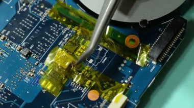 Onarmak bilgisayar devre kartı: laptop anakart bağlantısı, kapton teyp kaldırma değiştirmek hazırlanıyor.