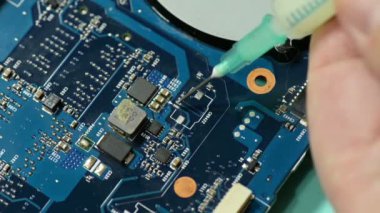 Onarmak bilgisayar devre kartı: laptop anakart bağlantısı, çalışma alanı için akı uygulamak yerine hazırlama.