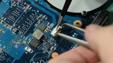 Onarmak bilgisayar devre kartı: bağlayıcı laptop anakart üzerinde yerleştirme.